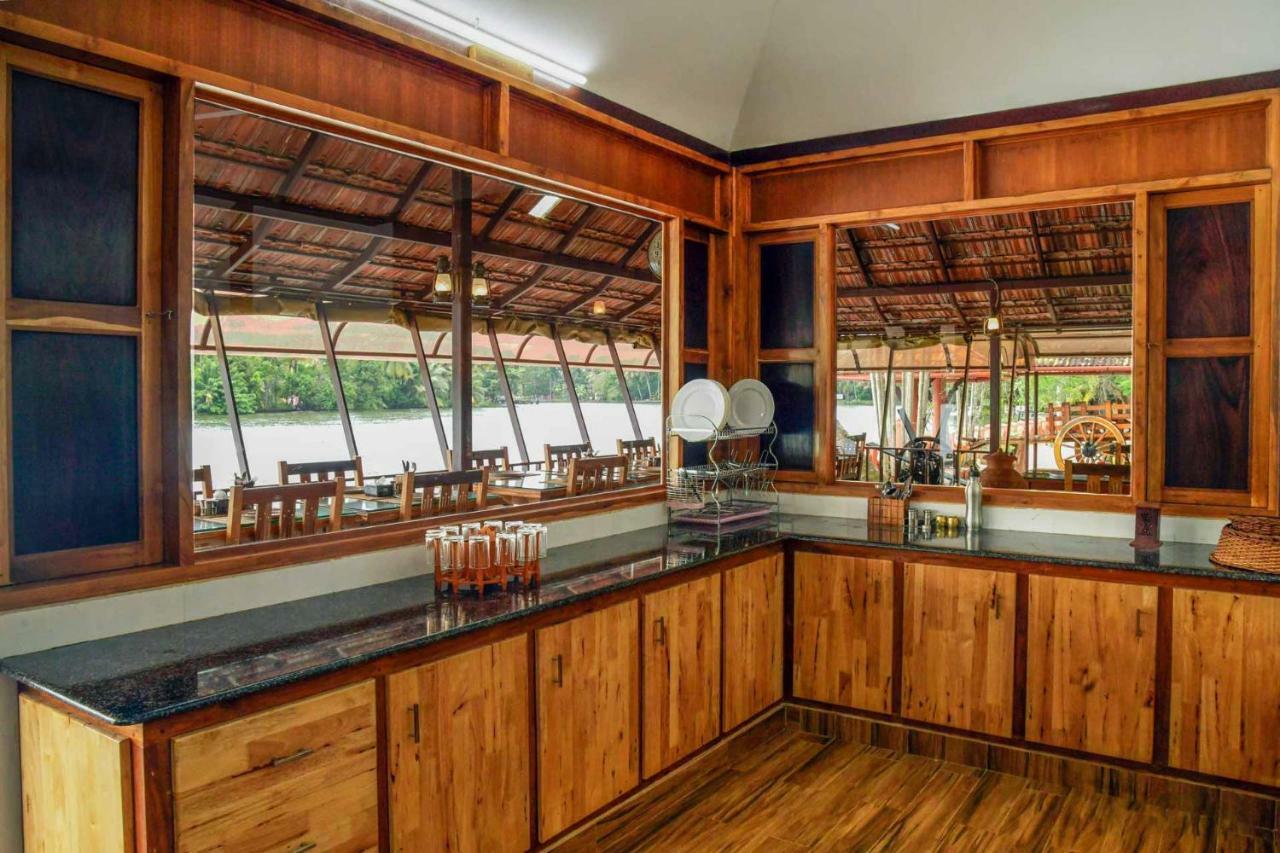 Stayvista At La Riva Heritage Villa With Bicycle Alappuzha Exterior foto